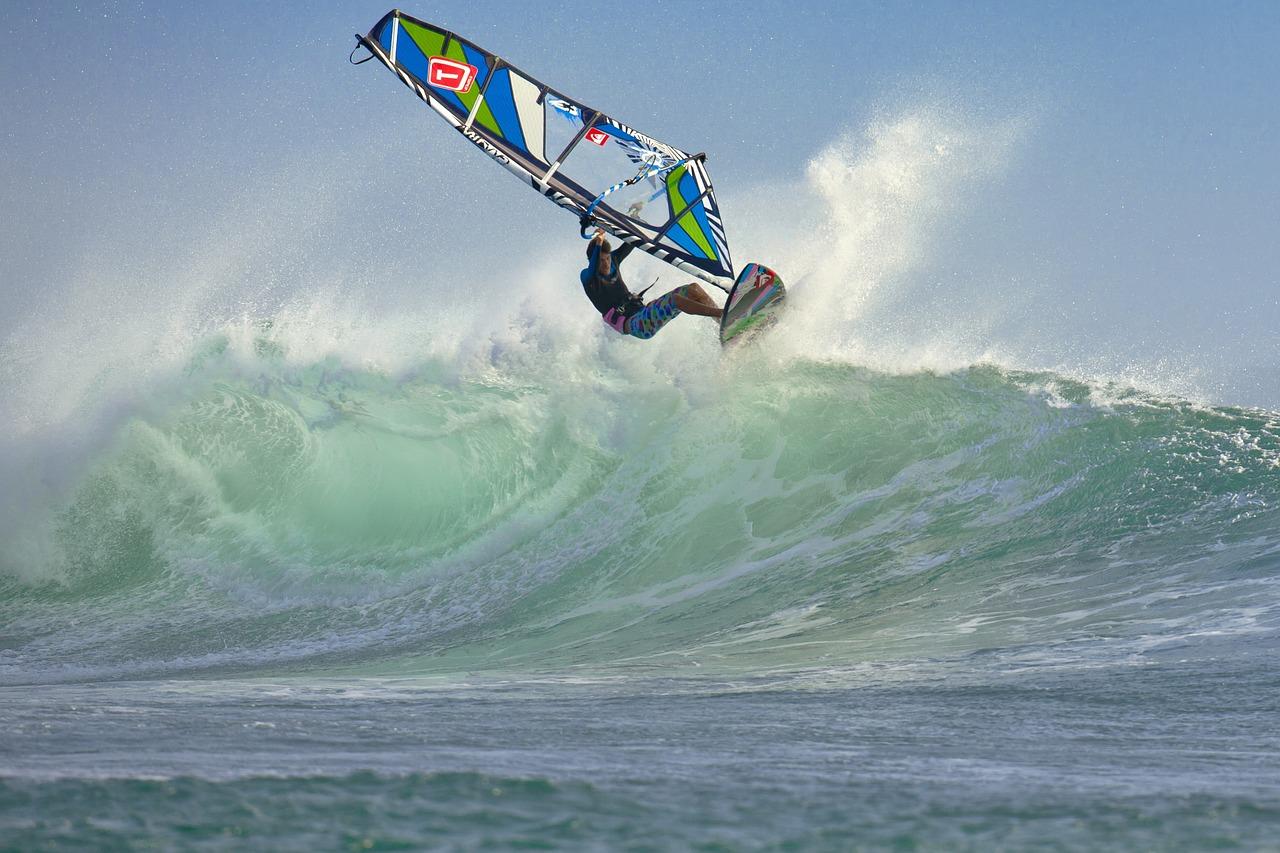 Co jest trudniejsze – kitesurfing czy windsurfing?