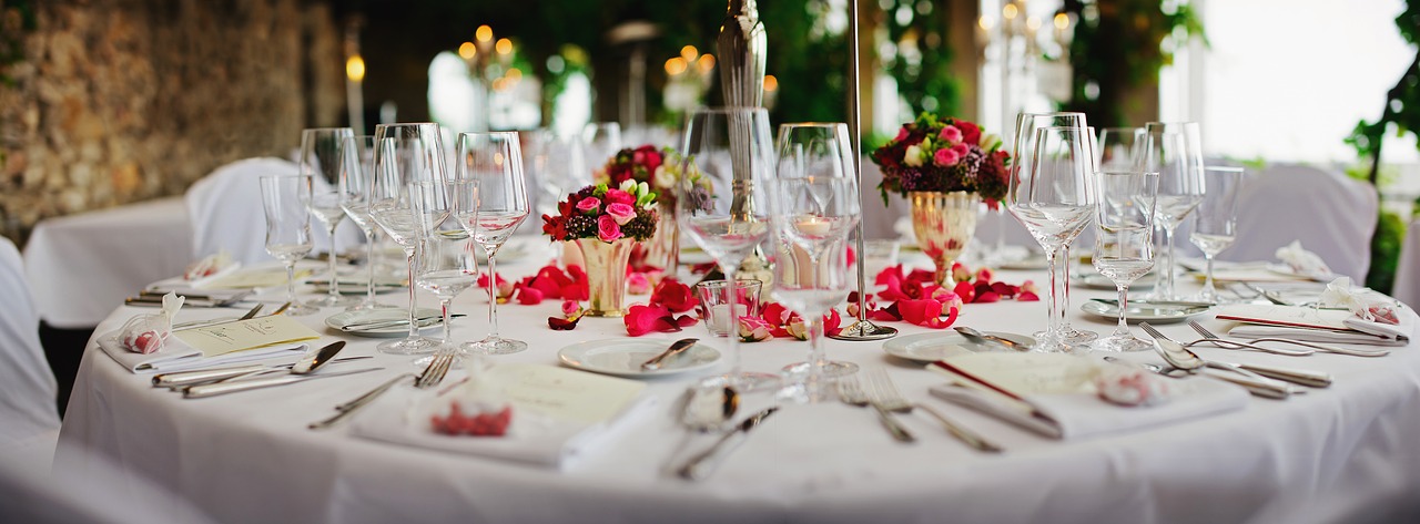 O czym pamiętać podczas sadzania gości na weselu, aby każdy był zadowolony?