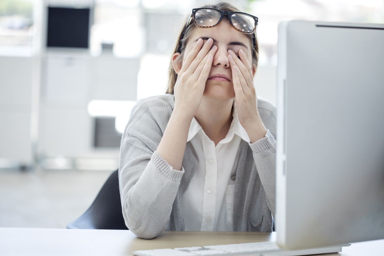 Problem zmęczonych oczu – jak sobie z nim poradzić?
