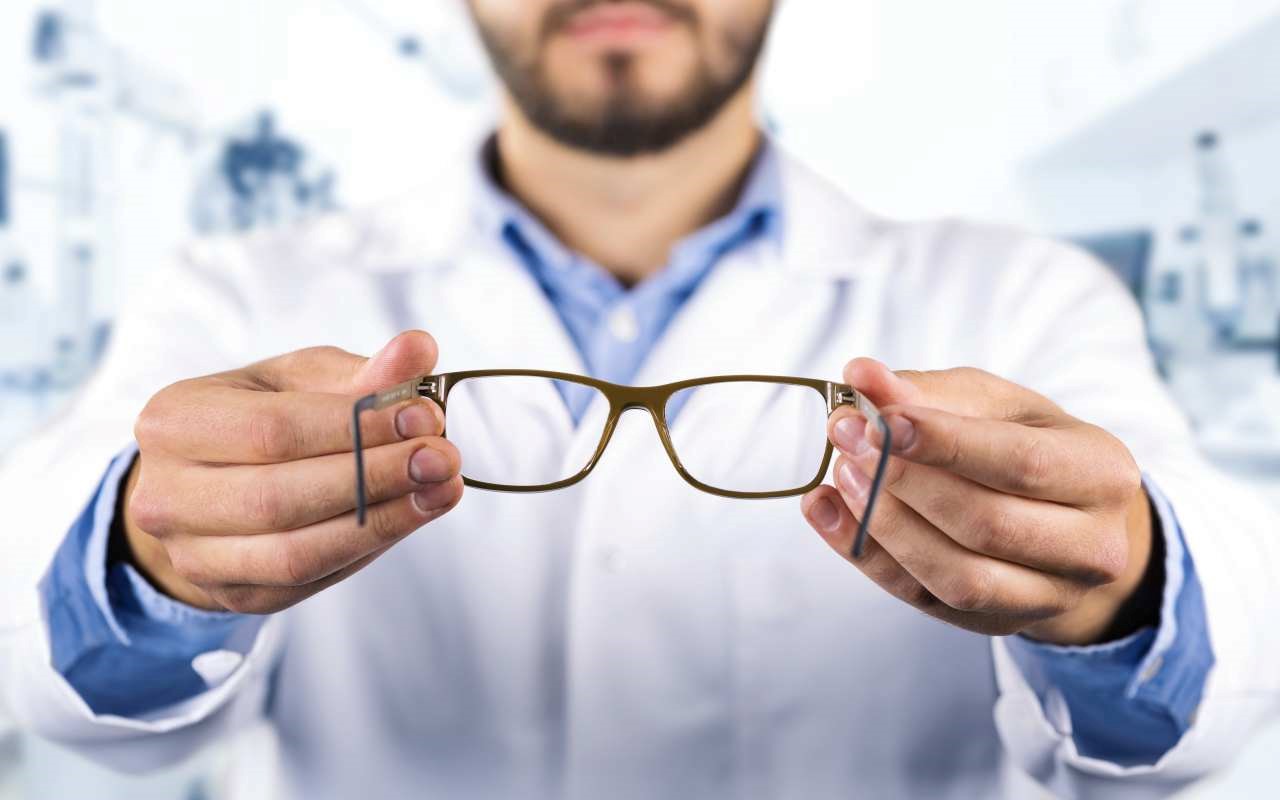 Czy grubość oprawki okularów ma znaczenie?