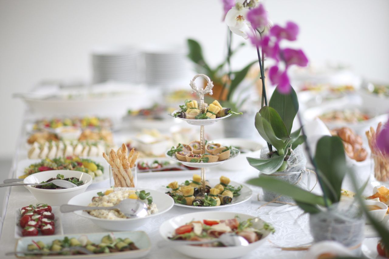 Dlaczego warto zdecydować się na catering podczas organizacji imprezy?