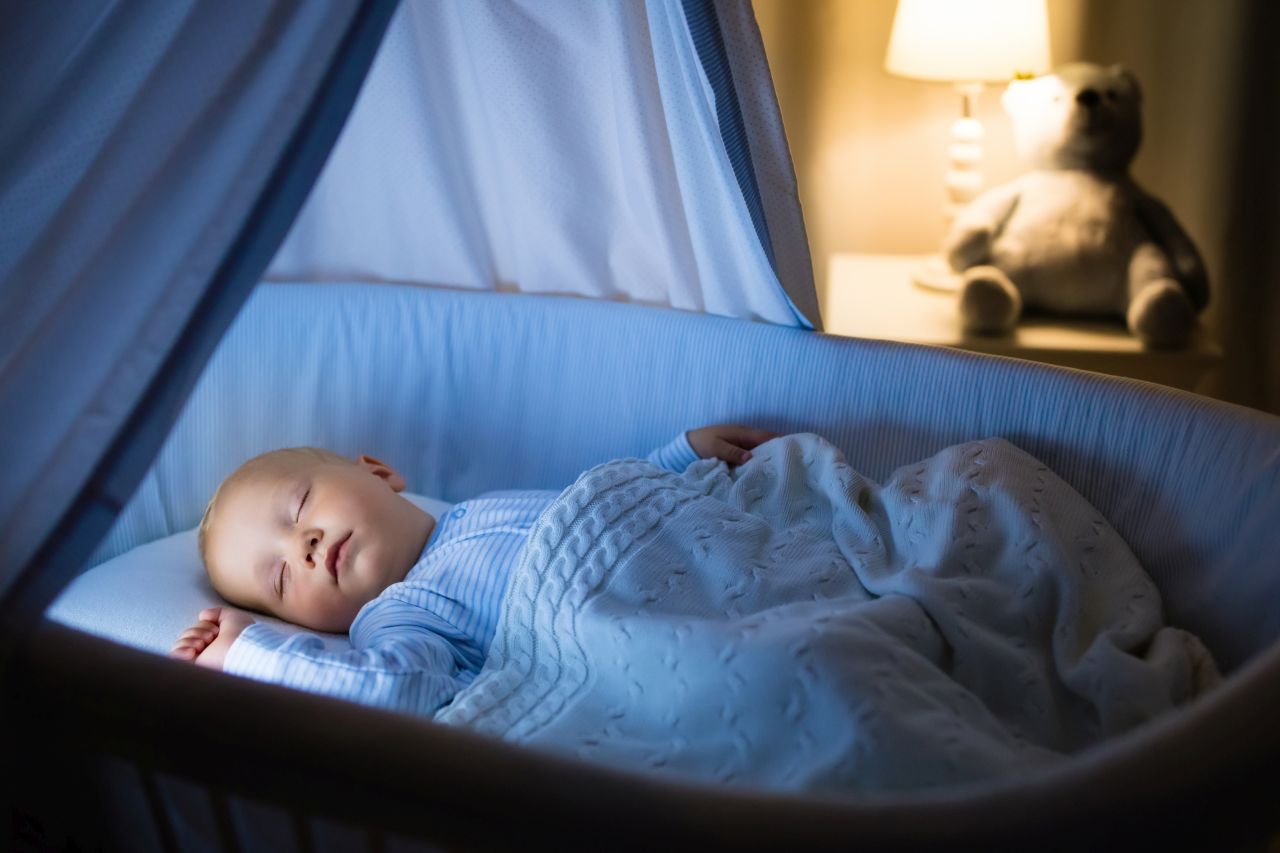 Wyposażenie do łóżeczka noworodka – co powinniśmy wiedzieć przed ich zakupem?