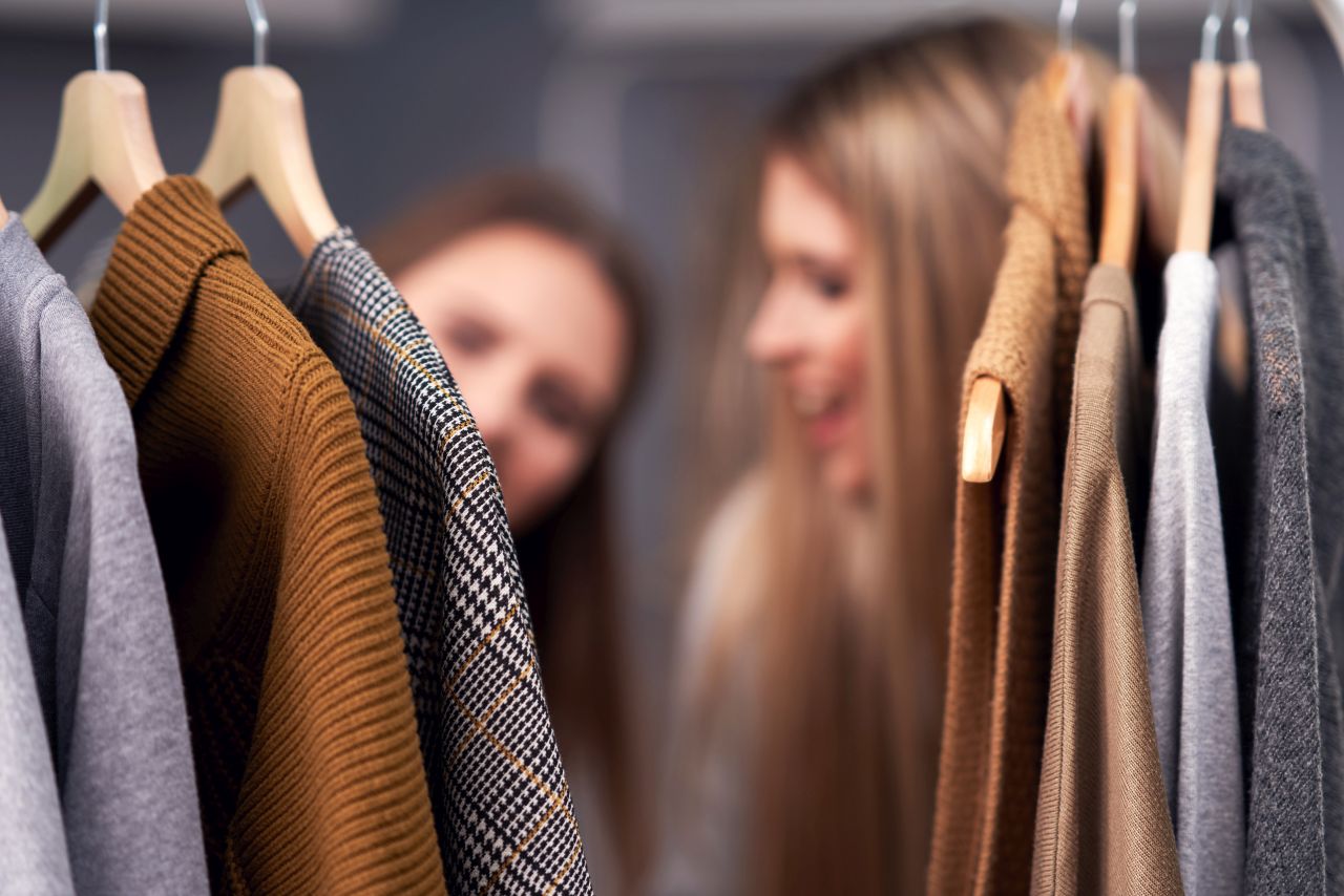 Modnie i elegancko – czym kierować się podczas zakupów odzieżowych?