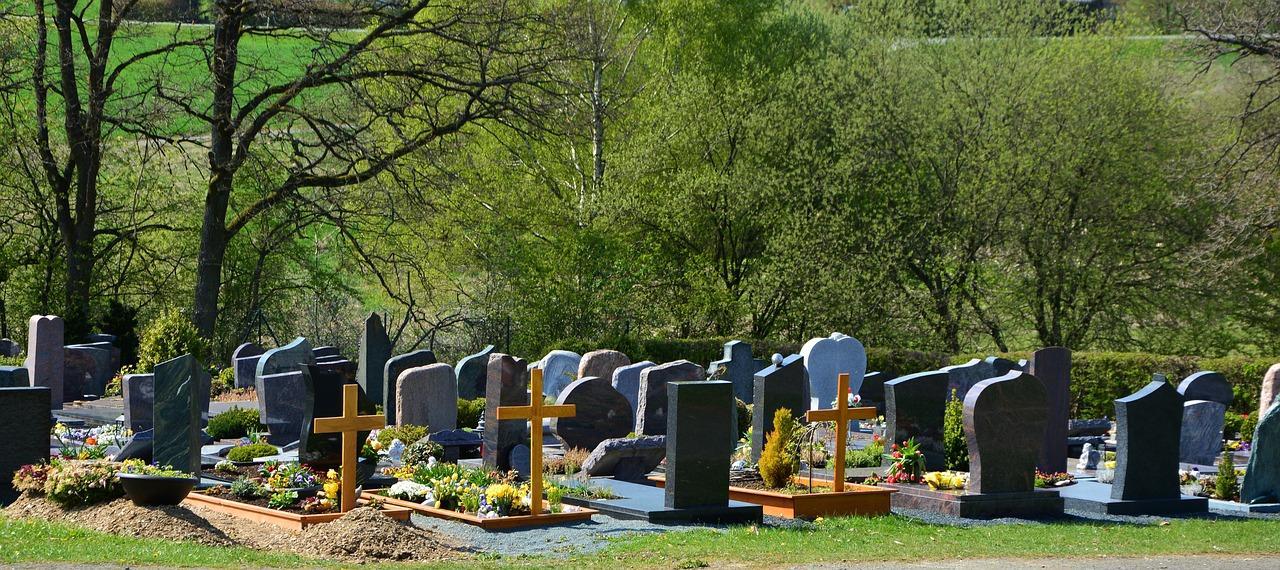 Wymiana pomnika na grobie bliskich – jakie rozwiązanie okaże się najlepsze?