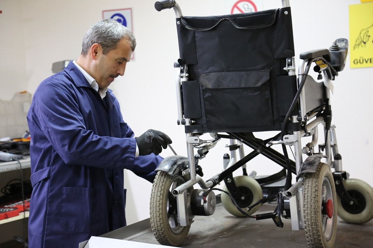 Na co zwrócić uwagę wybierając wózek inwalidzki?