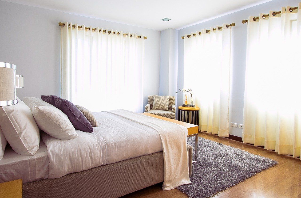 Drewniane łóżko do sypialni – jak wybrać właściwie?