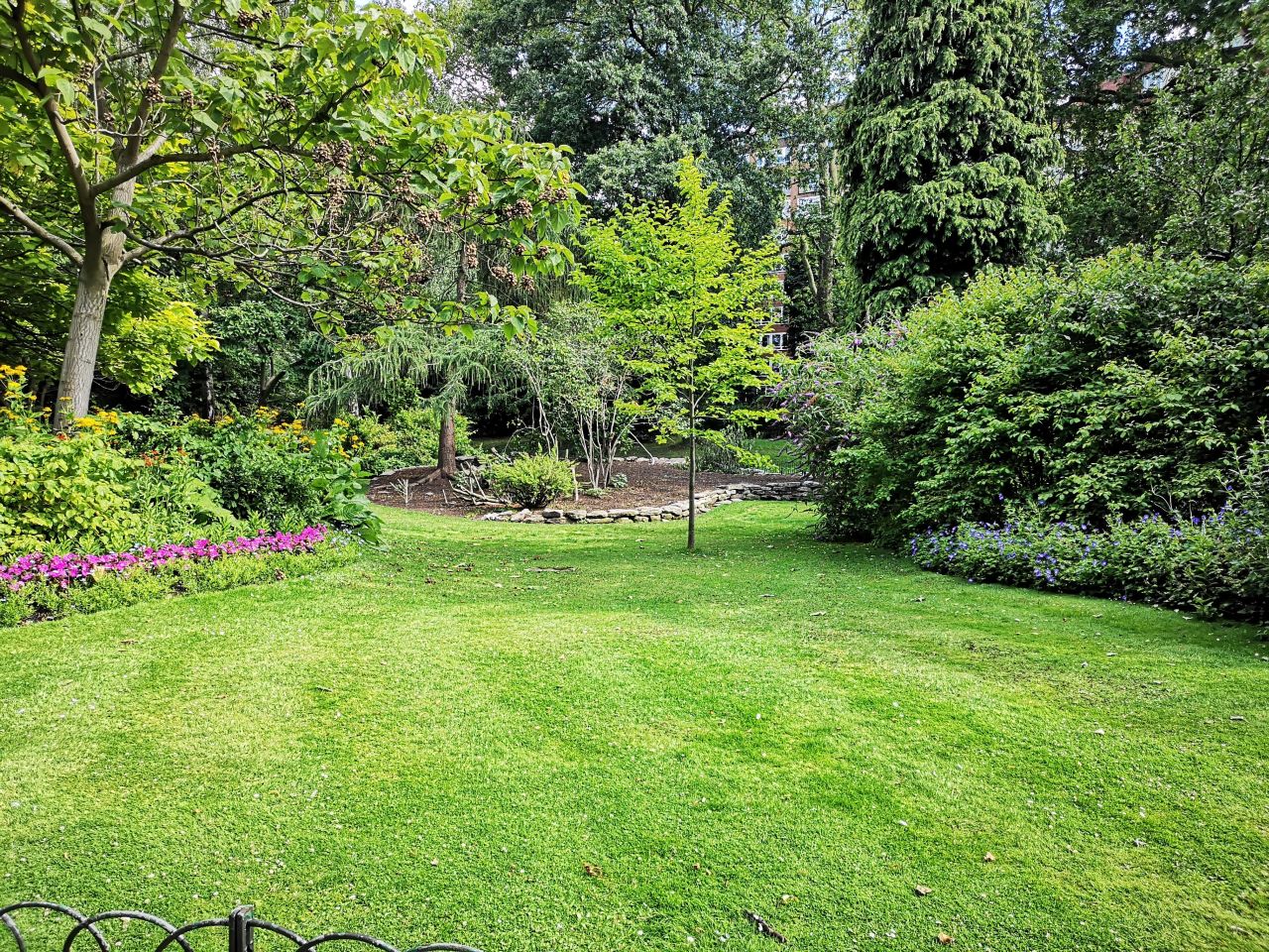 Ogród – jak go zaaranżować wykorzystując kamienie ogrodowe?